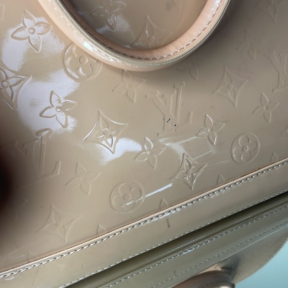 💯 % Authentic Louis Vuitton Alma vernis PM in cream👜👜 - Picture 9 of 13